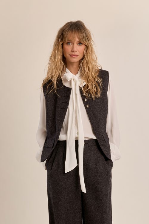 Straight sleeveless blazer
