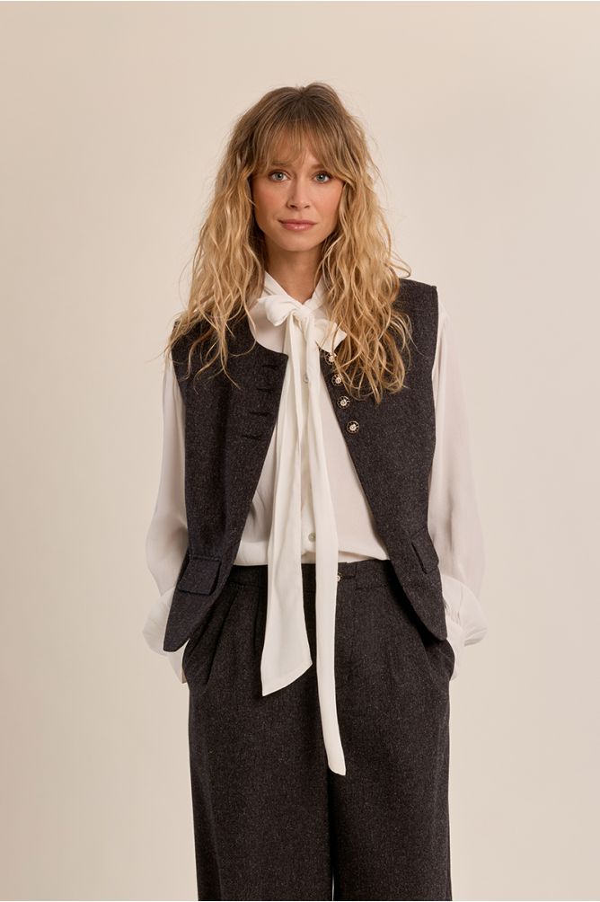 Straight sleeveless blazer