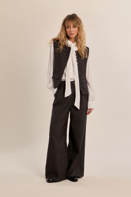 Straight sleeveless blazer