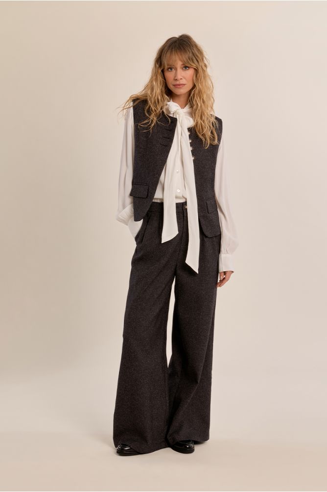 Straight sleeveless blazer
