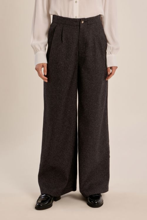High-waisted pants, wide legs