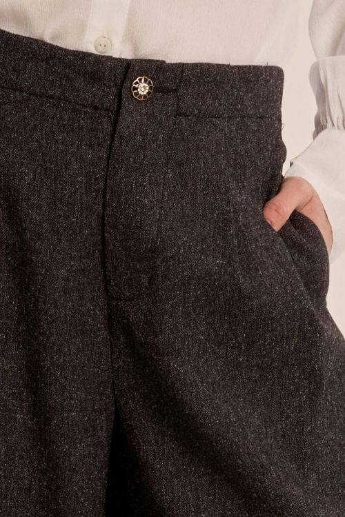 High-waisted pants, wide legs