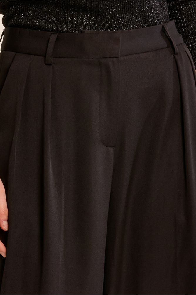Straight pleated trousers