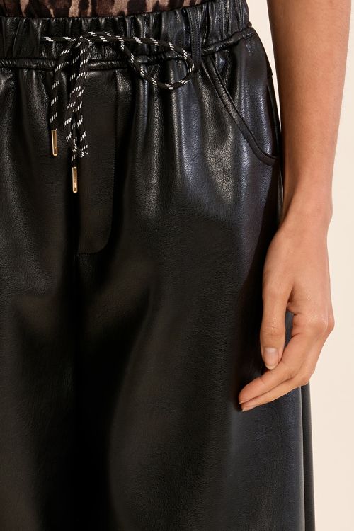Pantalón largo efecto cuero