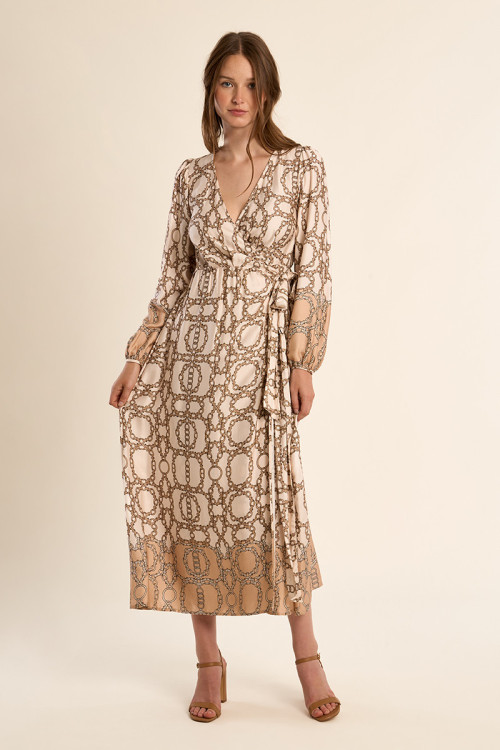 Vestido largo, satindado, con estampado y lazada.