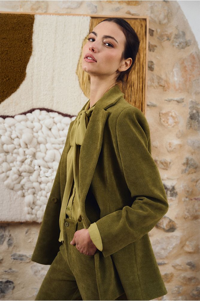 Blazer aterciopelado con cuello y solapa
