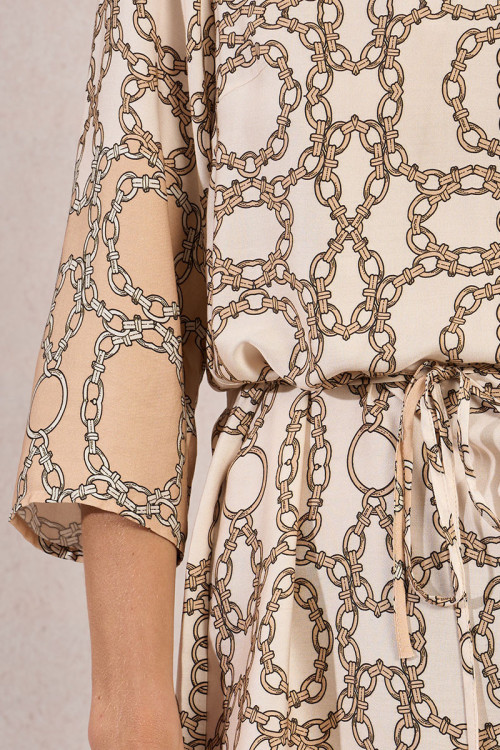 Vestido corto, de media manga, con estampado.
