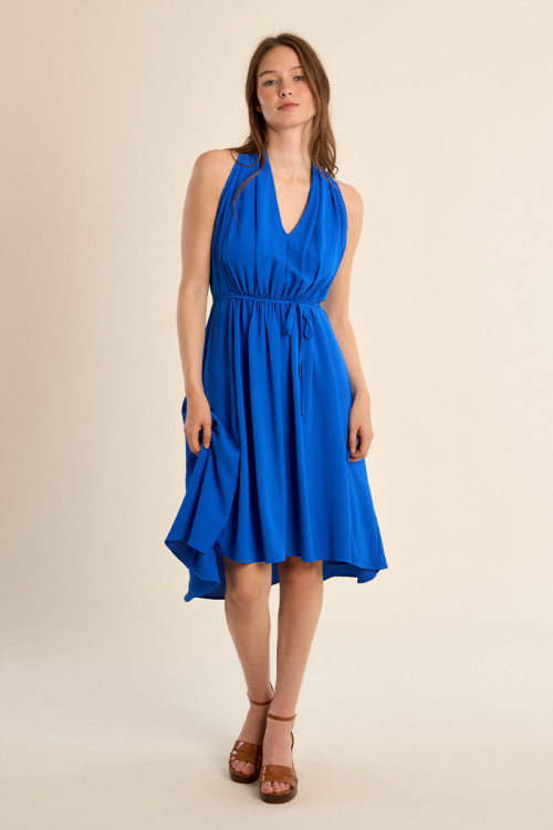 Vestido corto, con escote halter, asimétrico.