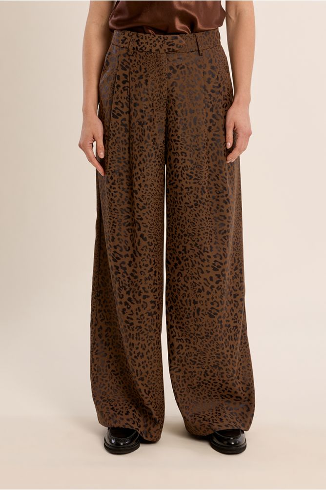 Pleated trousers, leopard print