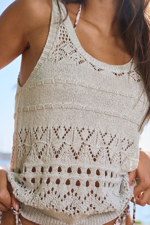 Vestido corto, sin manga, en punto calado.