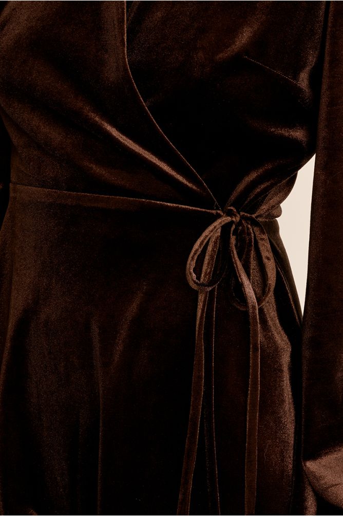 Vestido corto de manga larga aterciopelado