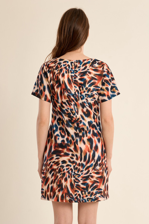 Vestido de manga corta, con estampado.