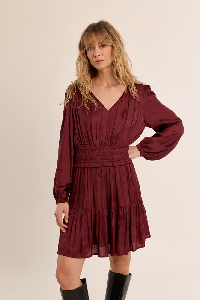 Vestido corto satinado con volantes