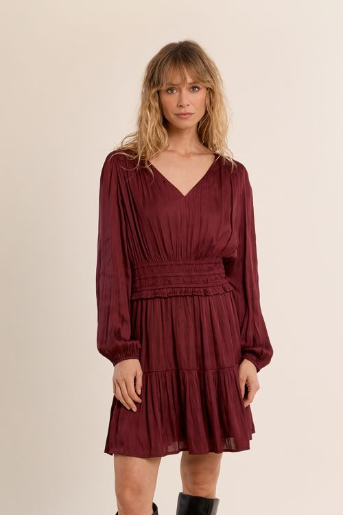 Vestido corto satinado con volantes