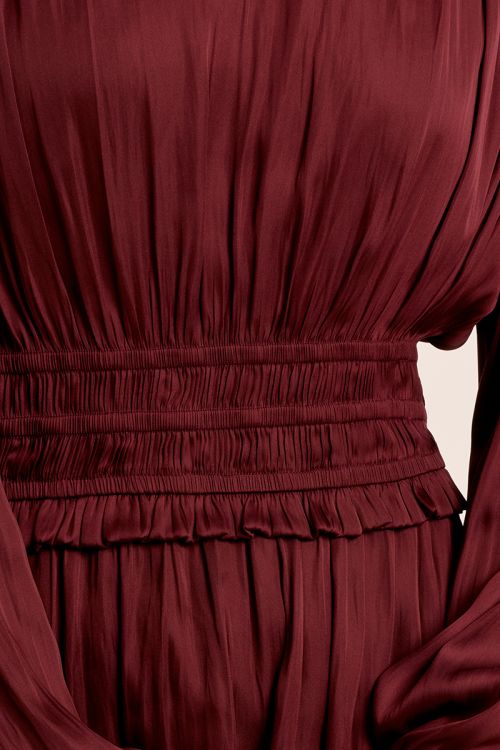 Vestido corto satinado con volantes