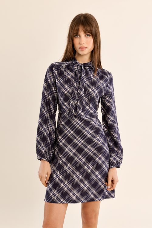 Robe courte col lavallière