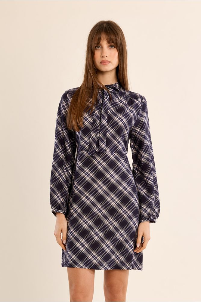 Short dress with collar