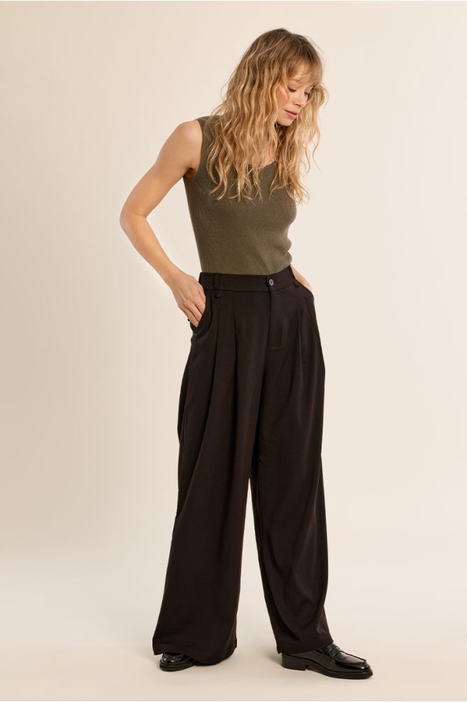 High-waisted pants, wide legs