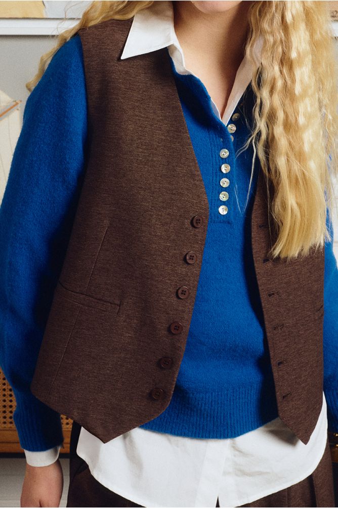 Sleeveless blazer with buttons