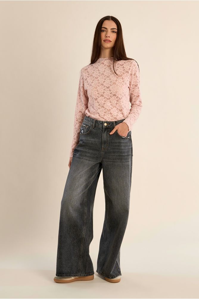Top en dentelle semi-transparente