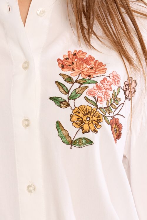 Chemise droite à fleurs brodées