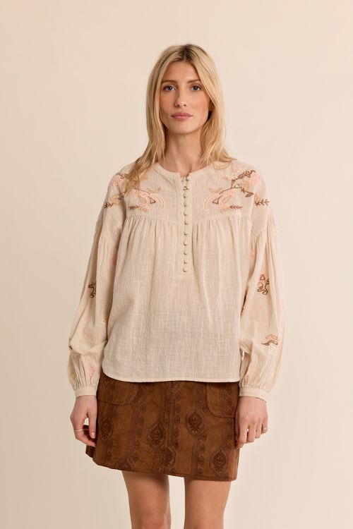Blusa de manga larga detalles bordados