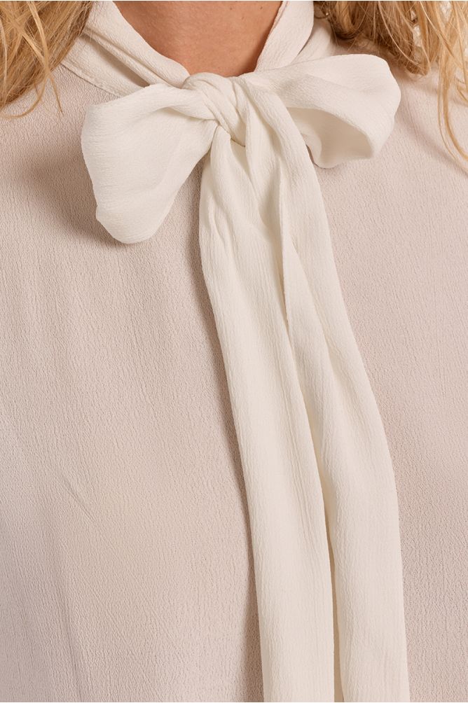 Blouse with collar