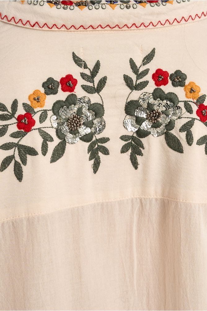 Camisa de manga larga detalles bordados
