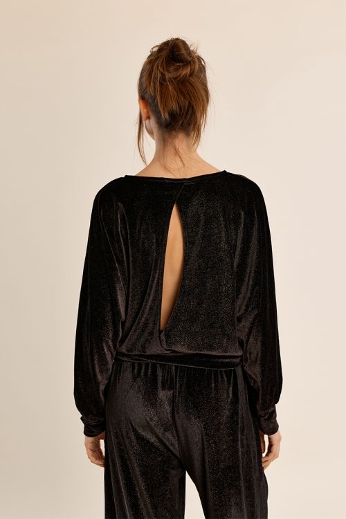 Long-sleeved top, open at the back
