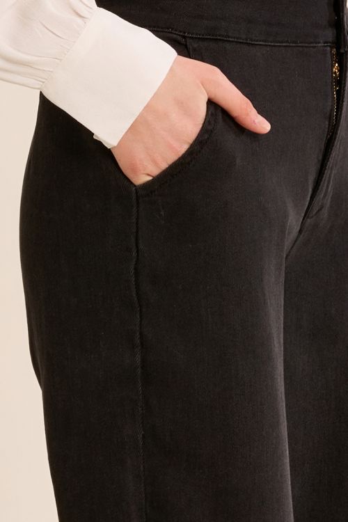 High-waisted, straight denim