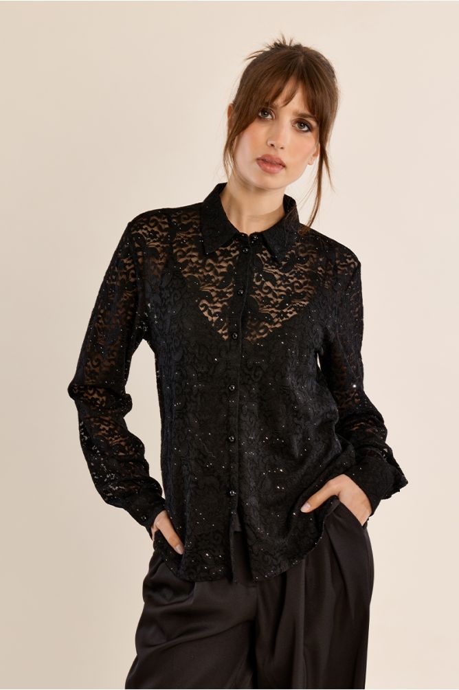 Chemise en dentelle transparente