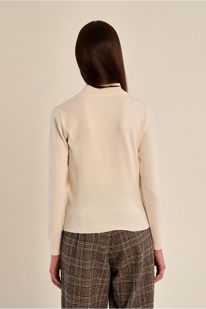 Pull en maille fine, détail nœud