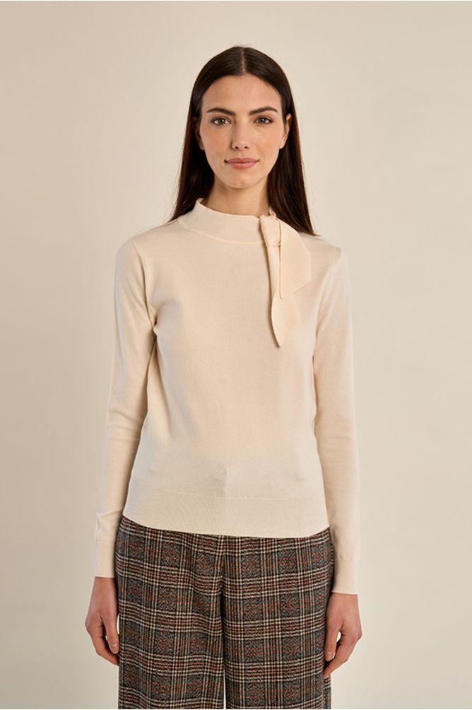 Pull en maille fine, détail nœud