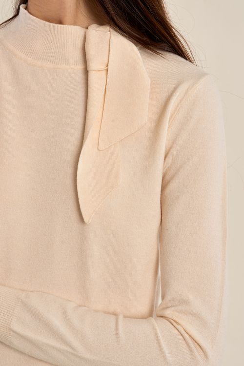 Fine knit sweater, bow detail