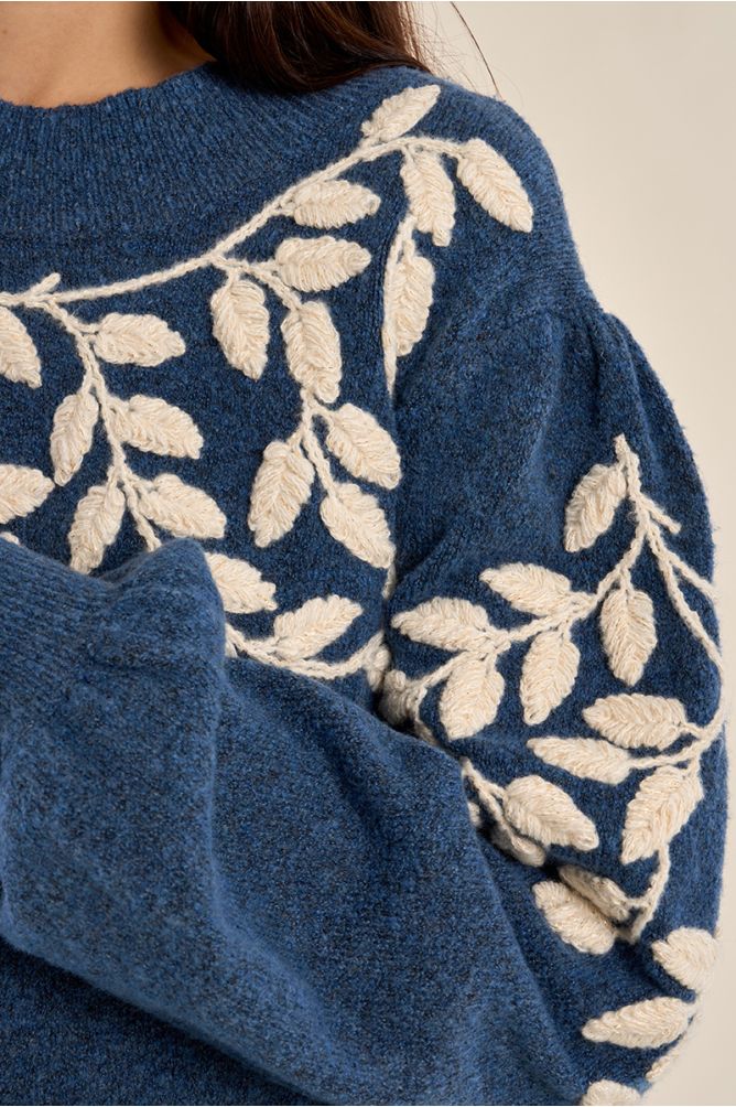 Pull col montant, broderies florales