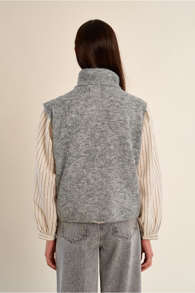 Sleeveless sweater, embroidered turtleneck