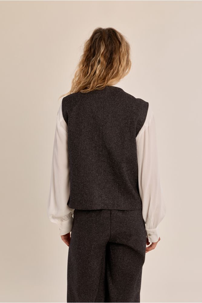 Straight sleeveless blazer