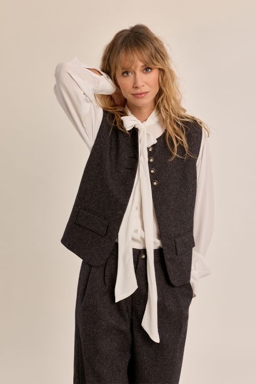 Straight sleeveless blazer