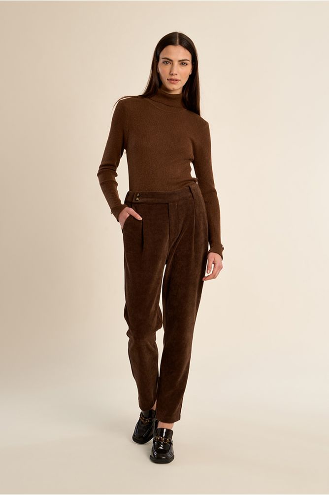 Carrot velvet trousers