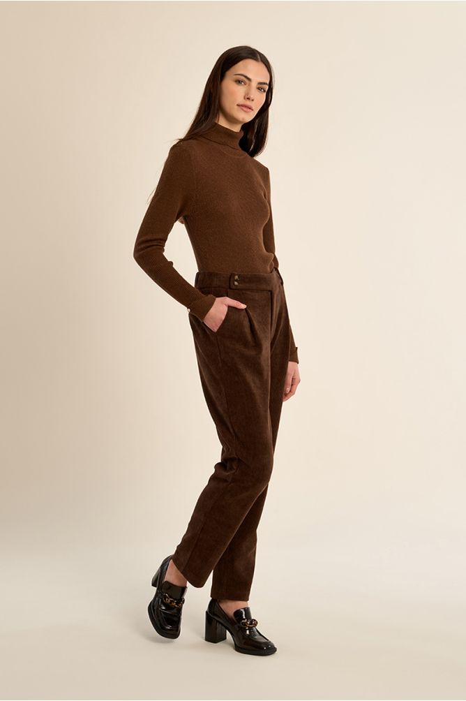 Carrot velvet trousers