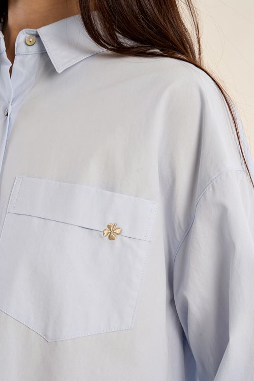 Straight shirt with embroidered clover