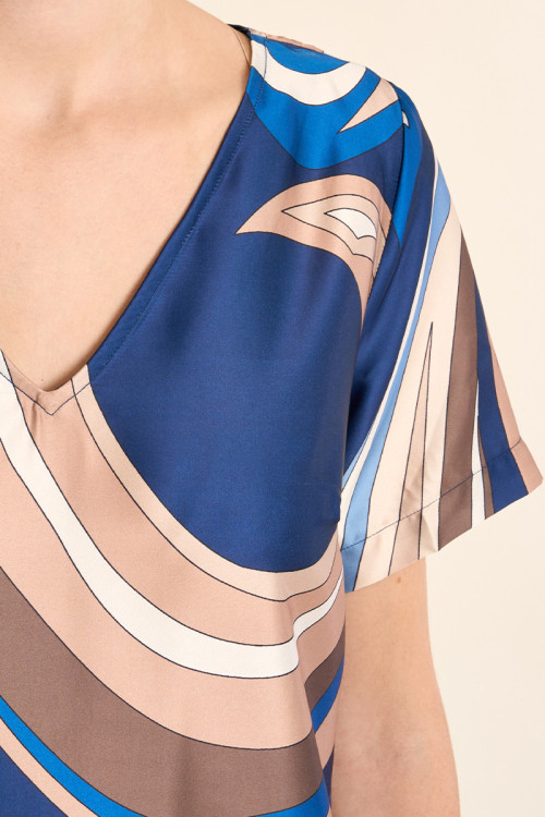 Vestido de manga corta, estampado fantasía.