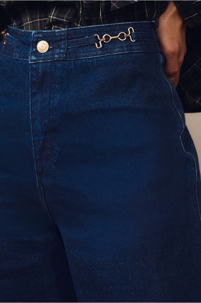 Denim évasé, détail boucle