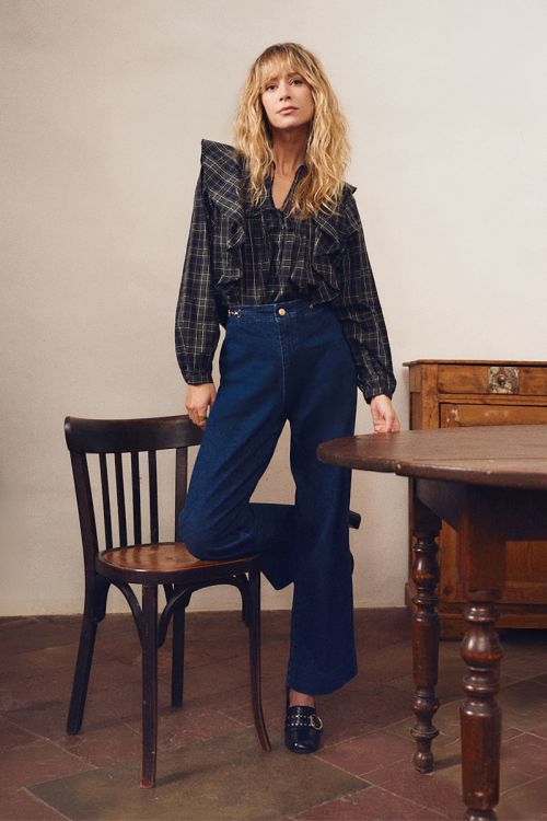 Flared denim, buckle detail