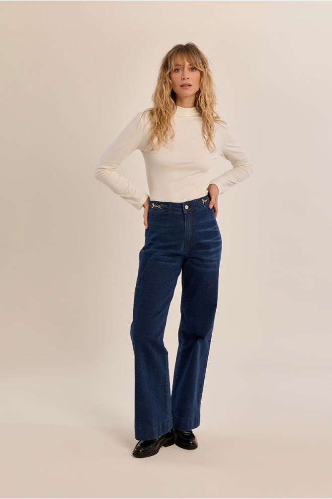 Denim évasé, détail boucle