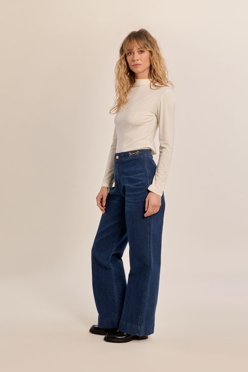 Denim évasé, détail boucle