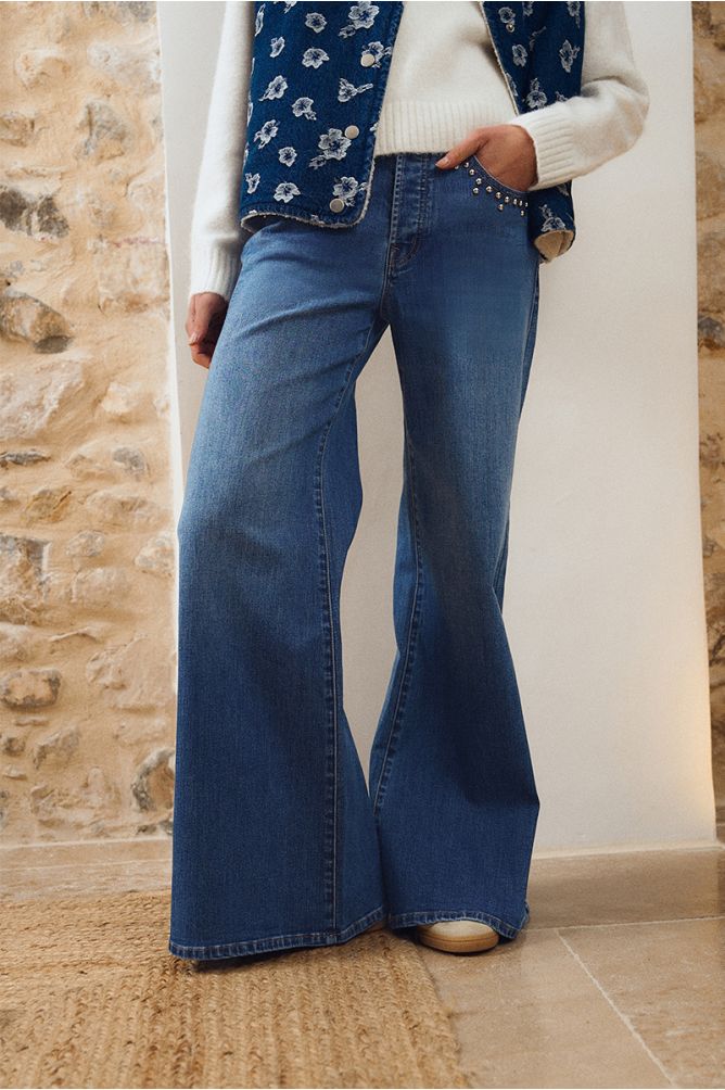 Denim large, détails clous