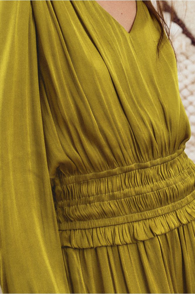 Vestido corto satinado con volantes