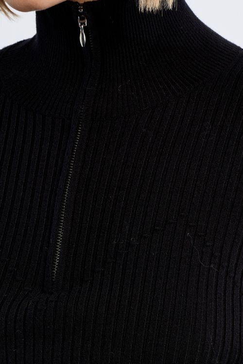 Sporty ribbed sweater with a zippered collar