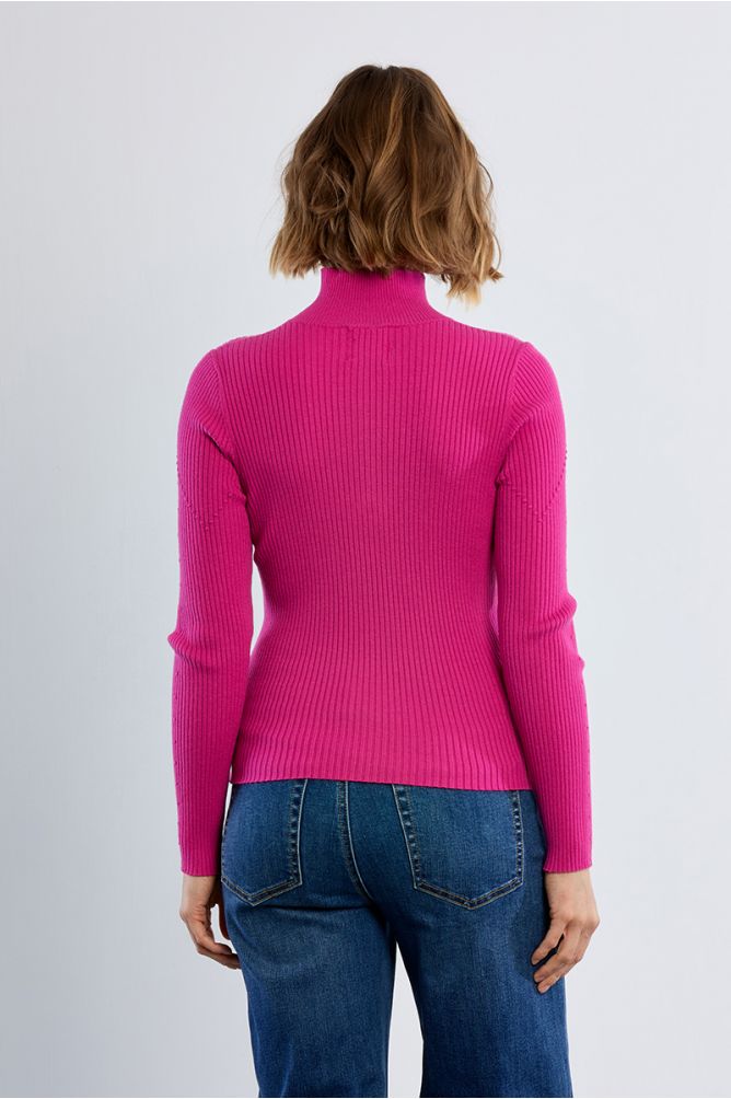 Sporty ribbed sweater with a zippered collar